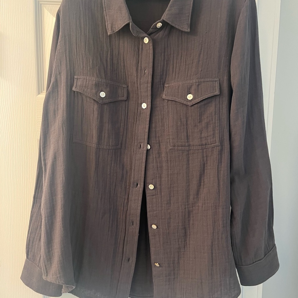 Faherty Women’s Lightweight Gauze Shirt Jacket in Black/dark grey